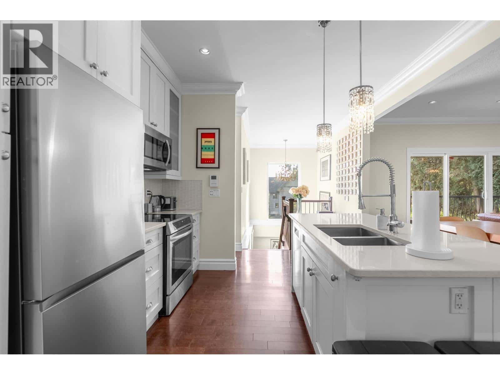 324 E 24TH STREET — North Vancouver, British Columbia - Photo 2 of 40