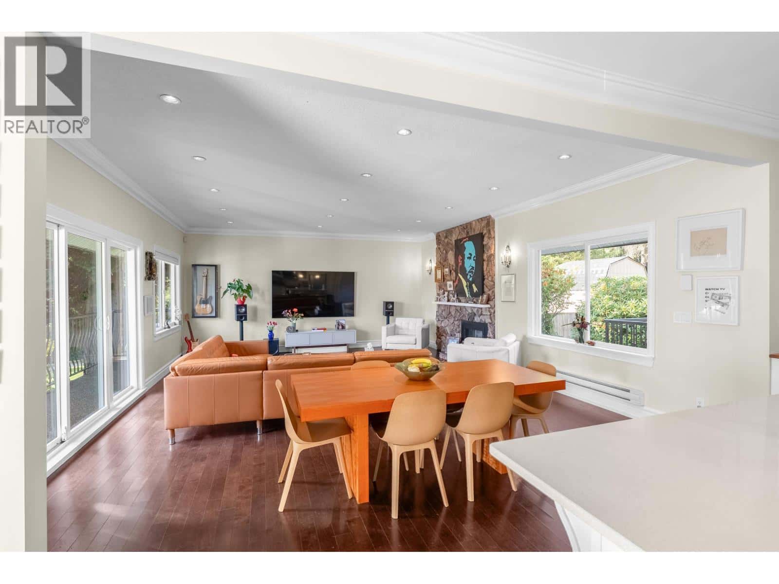 324 E 24TH STREET — North Vancouver, British Columbia - Photo 3 of 40