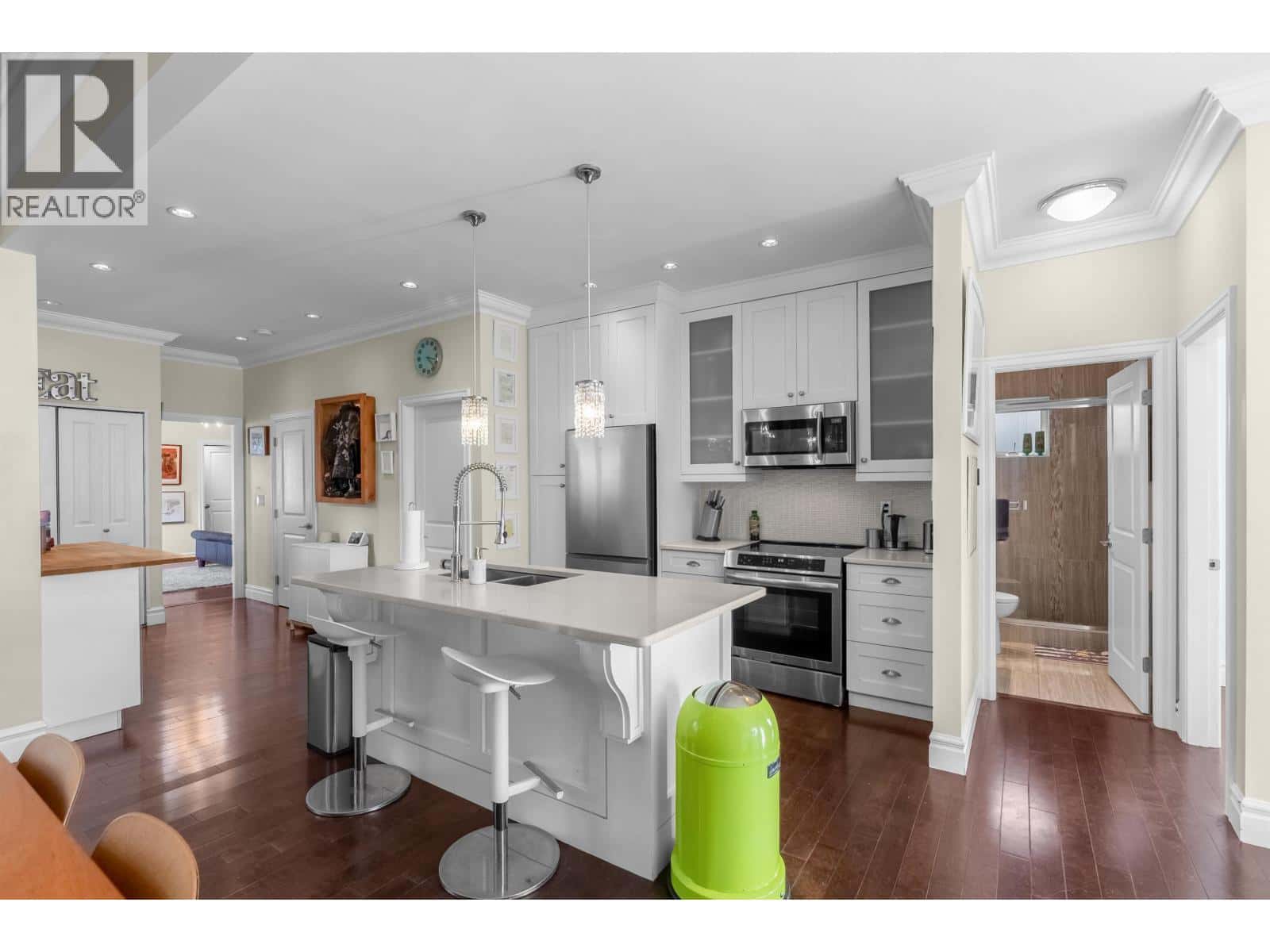 324 E 24TH STREET — North Vancouver, British Columbia - Photo 4 of 40