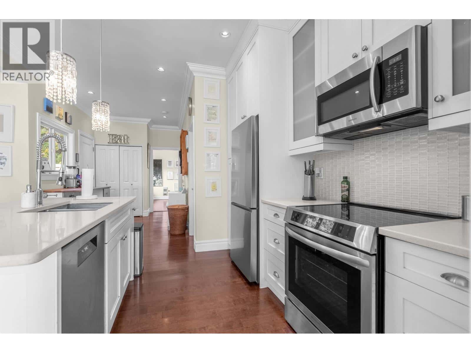 324 E 24TH STREET — North Vancouver, British Columbia - Photo 5 of 40