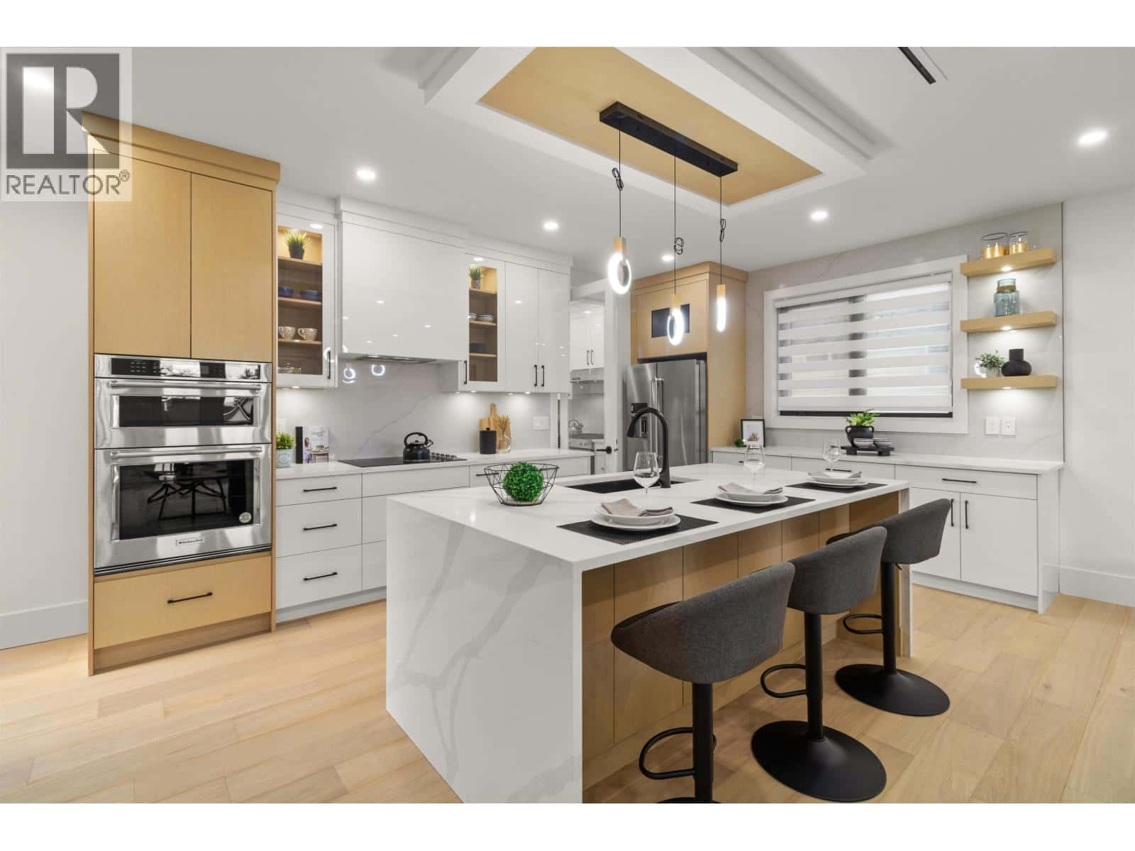 970 LAUREL COURT — Coquitlam, British Columbia - Photo 4 of 34