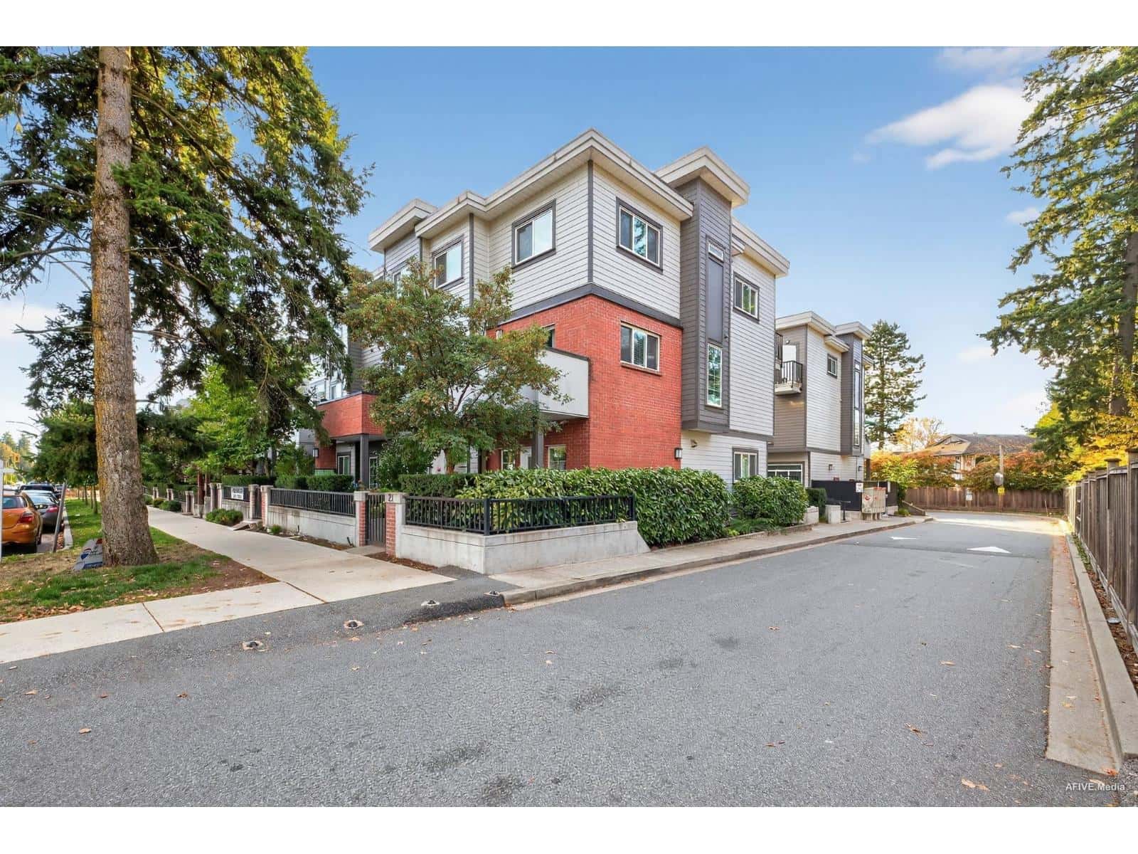 17 7247 140 STREET — Surrey, British Columbia - Photo 2 of 22