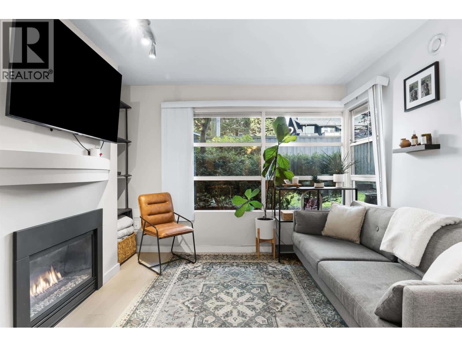 101 3023 W 4TH AVENUE — Vancouver, British Columbia - Photo 2 of 23