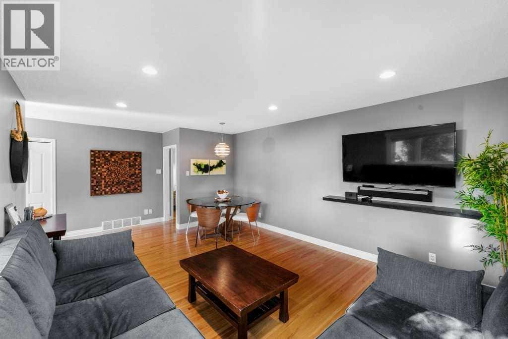 1131 15 Avenue NE — Calgary, Alberta - Photo 3 of 46