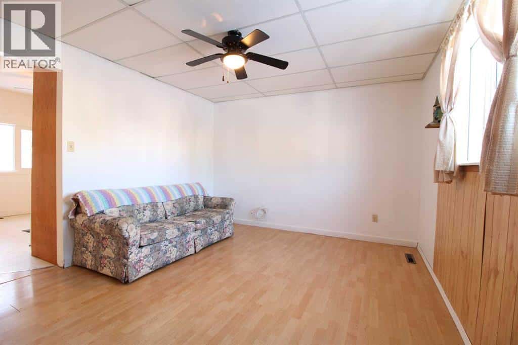 4715 40 Street — Lloydminster, Saskatchewan - Photo 4 of 30