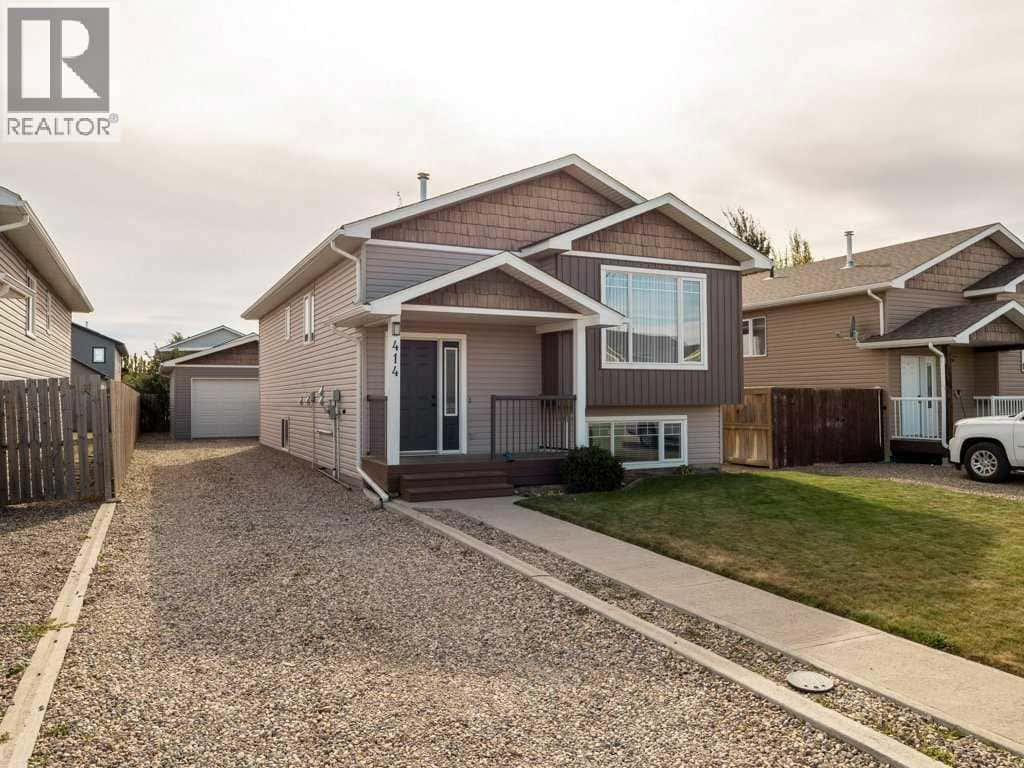 414 10A Street — Nobleford, Alberta - Photo 2 of 28