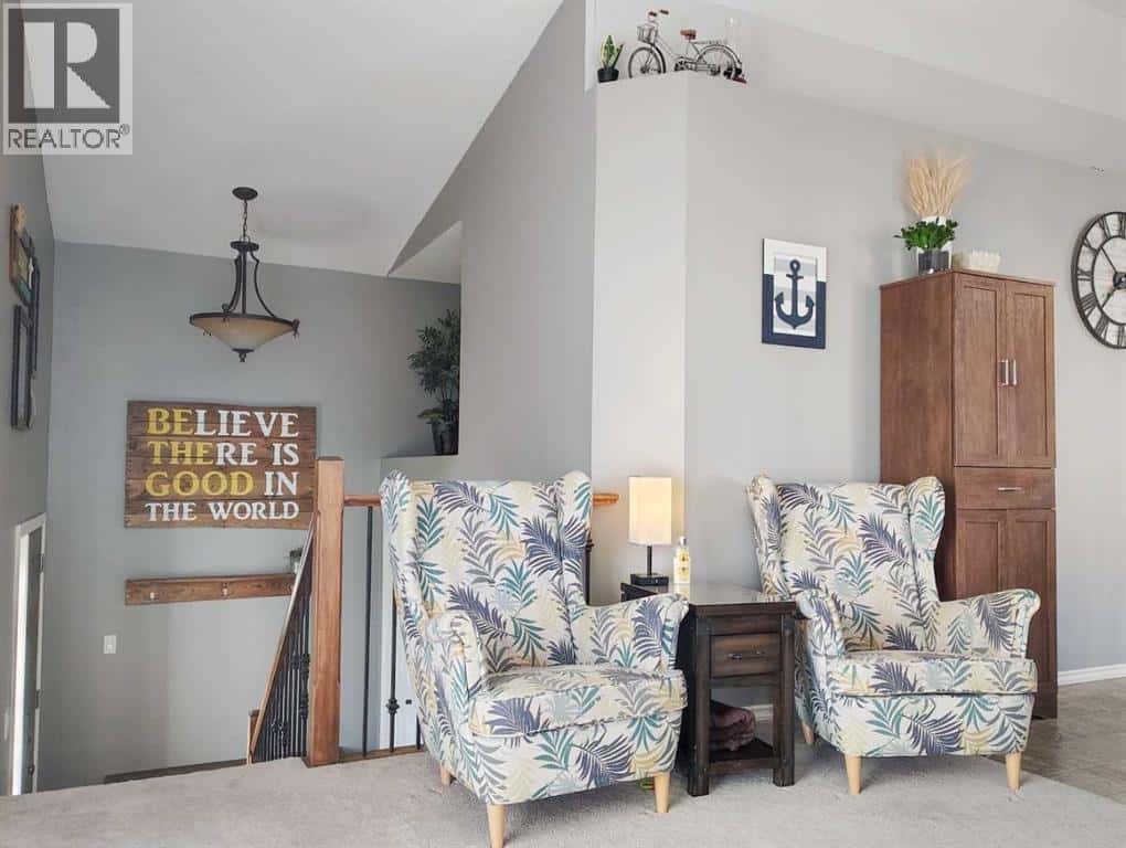 414 10A Street — Nobleford, Alberta - Photo 4 of 28