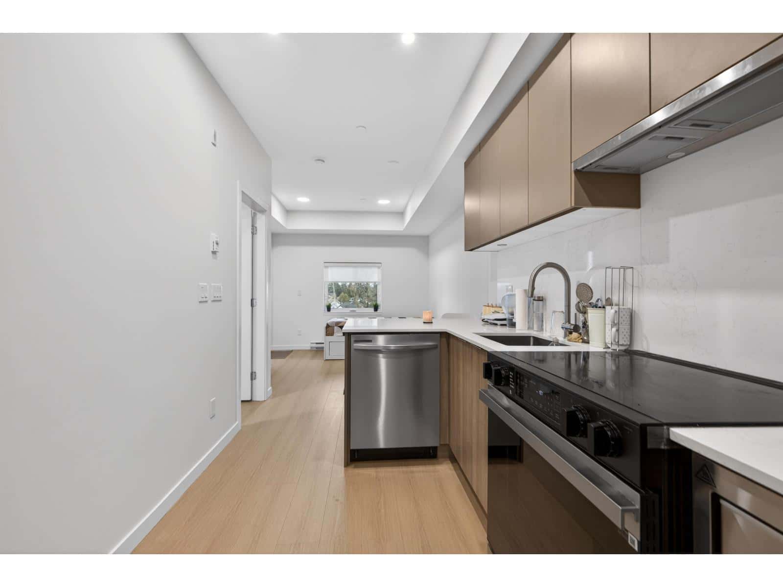 E512 10829 140 STREET — Surrey, British Columbia - Photo 4 of 25