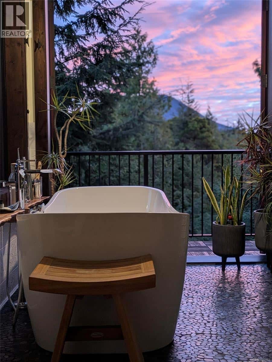 Ucluelet — Ucluelet - Photo 3 of 95