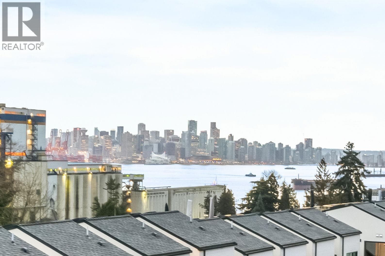 304 707 E 3RD STREET — North Vancouver, British Columbia - Main photo