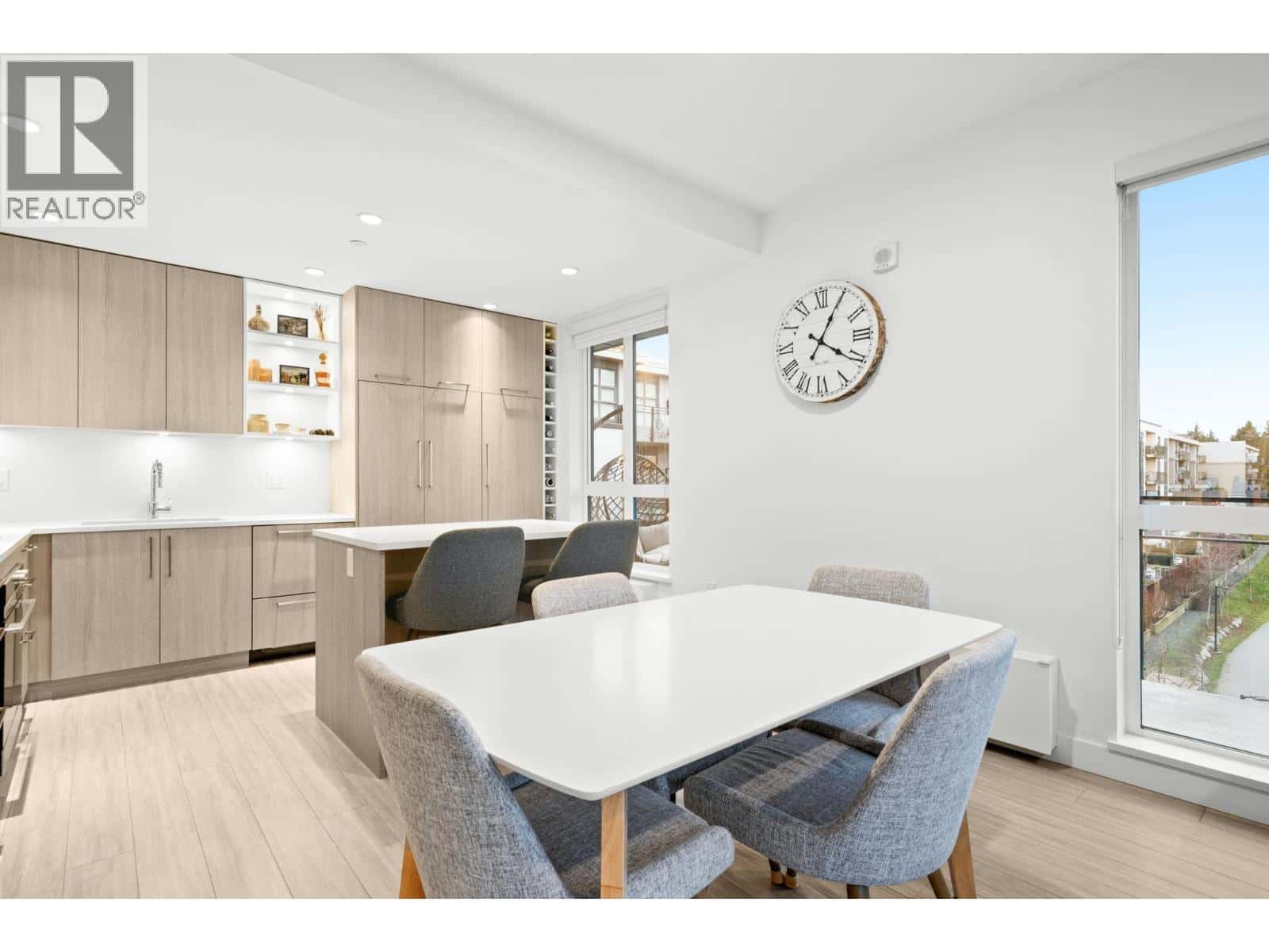 304 707 E 3RD STREET — North Vancouver, British Columbia - Photo 4 of 30