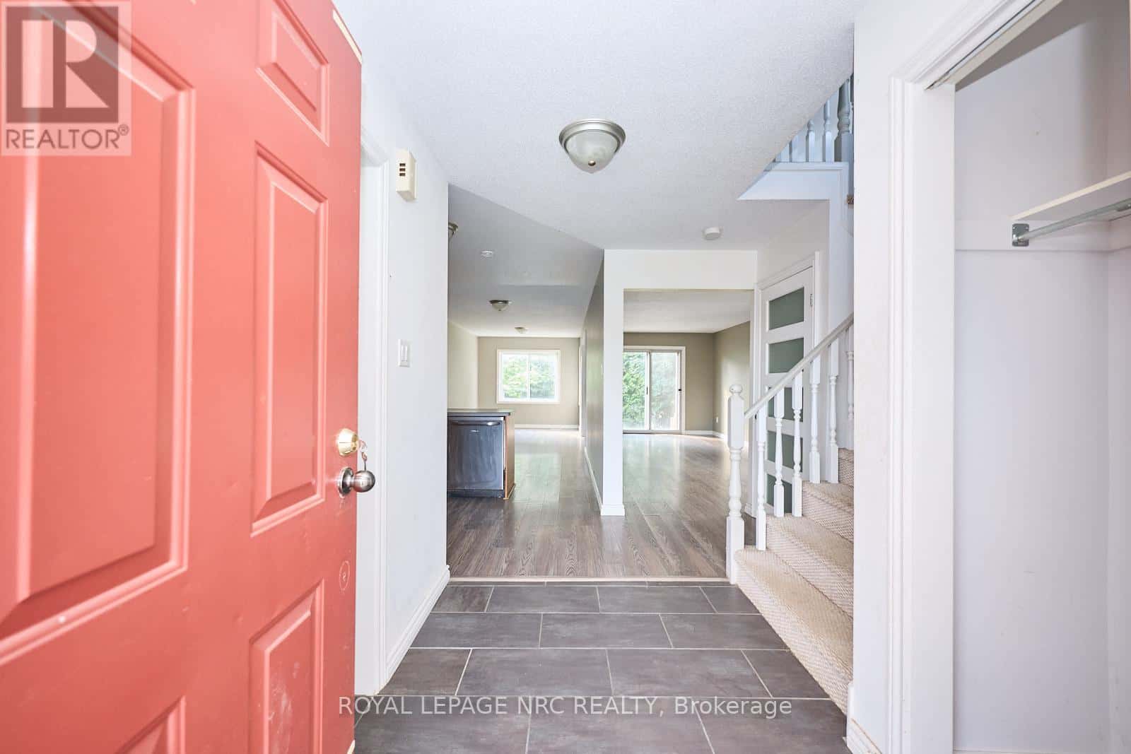 14 BUSS COURT — Thorold (Confederation Heights), Ontario - Photo 3 of 32