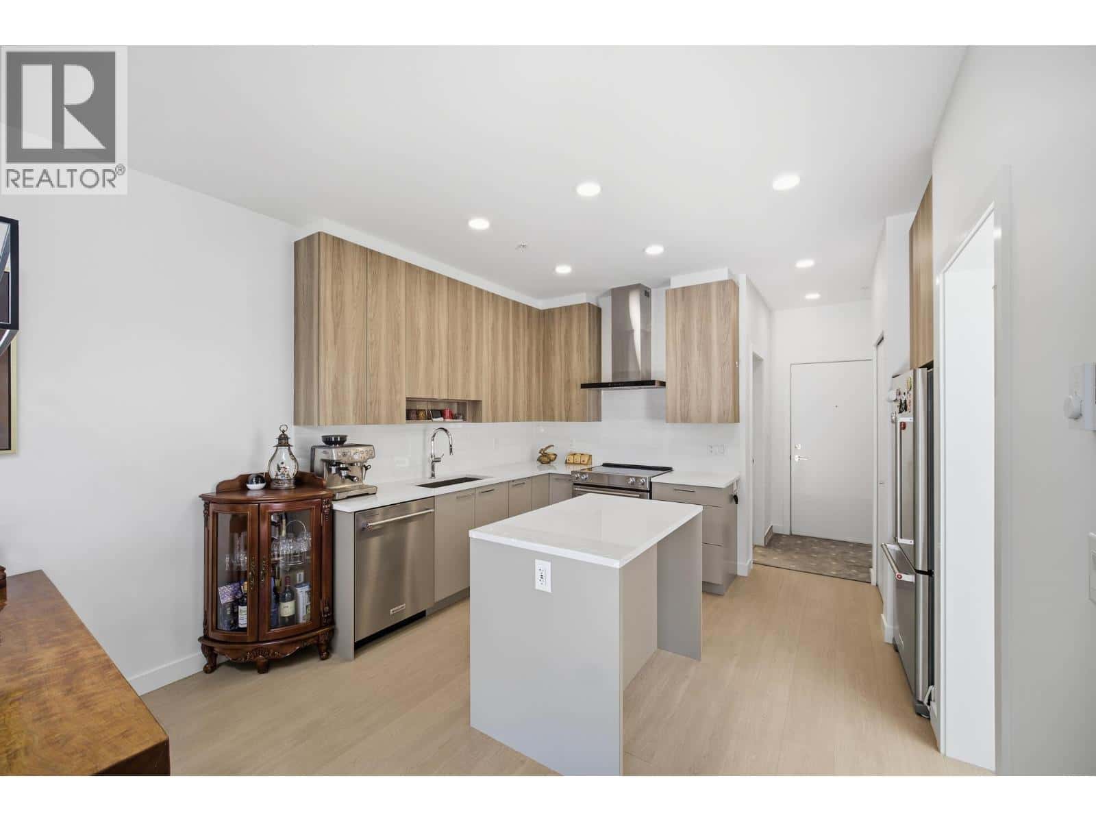 309 7588 16TH STREET — Burnaby, British Columbia - Photo 3 of 40