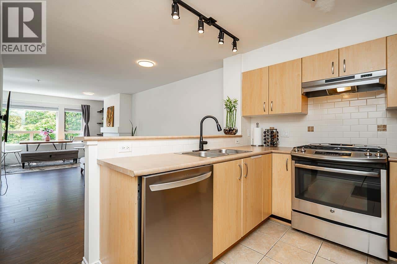 217 801 KLAHANIE DRIVE — Port Moody, British Columbia - Photo 5 of 40