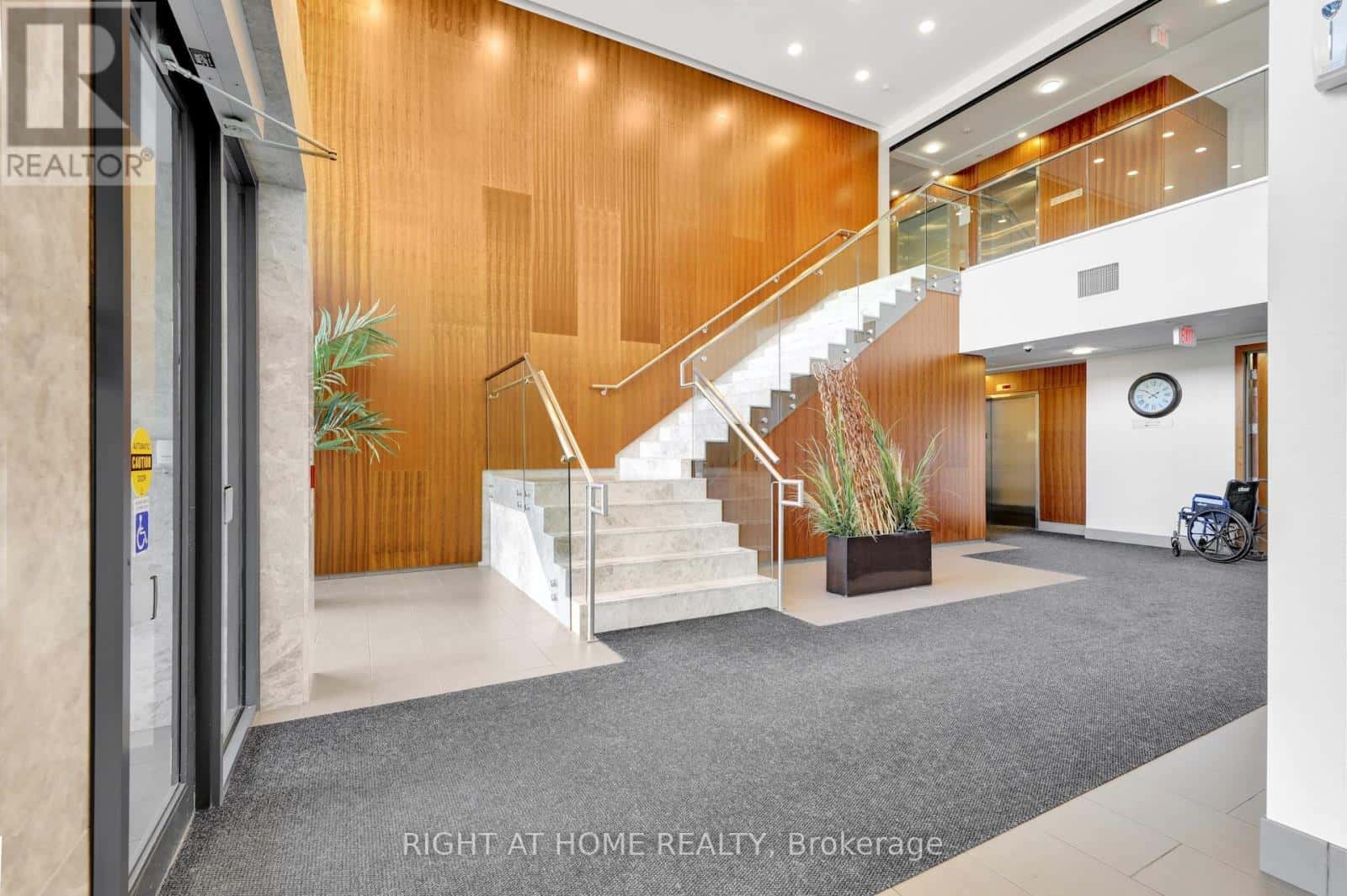 106 - 4700 HIGHWAY 7 S — Vaughan (East Woodbridge), Ontario - Photo 2 of 20