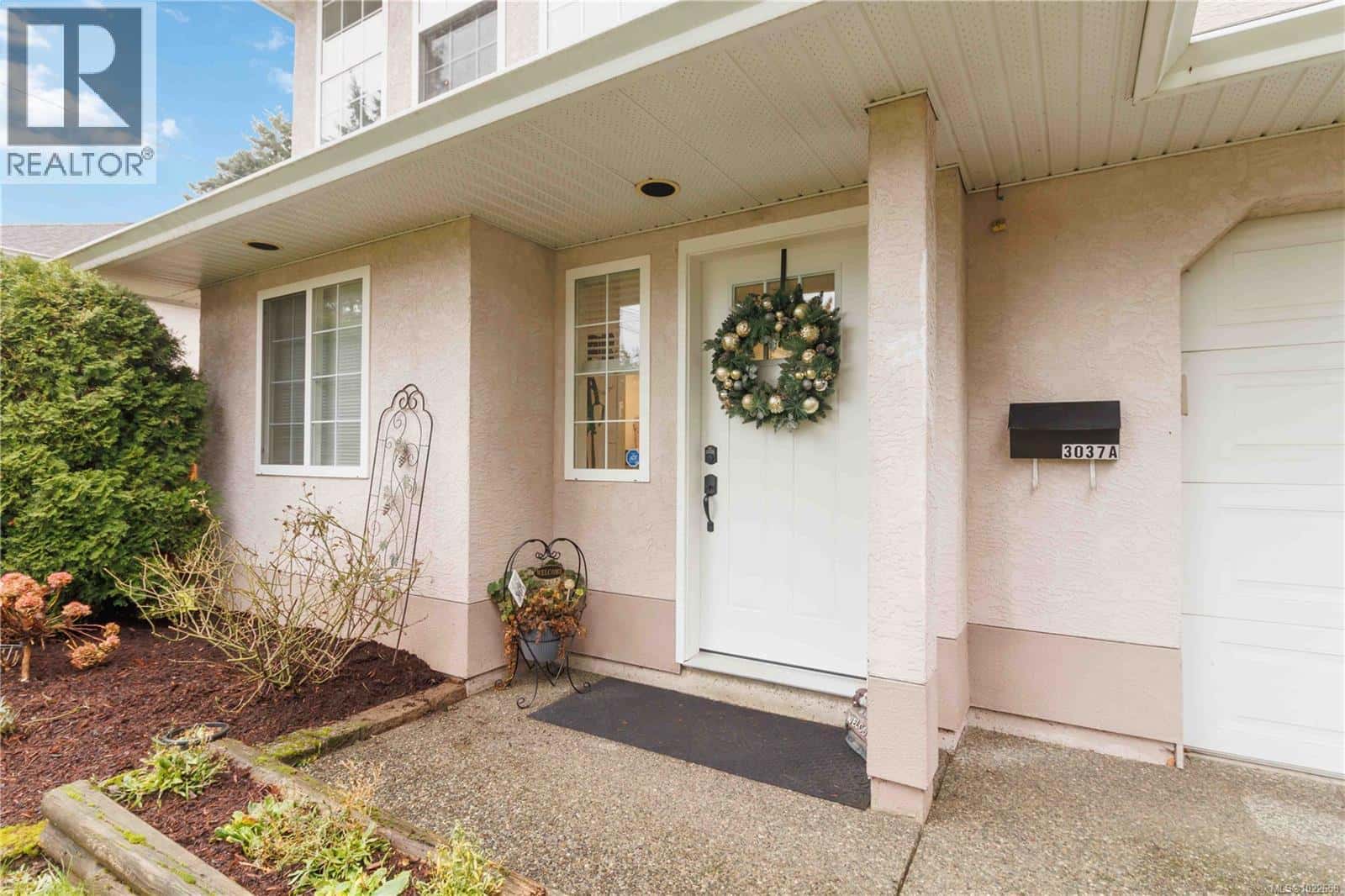 A 3037 Pickford Rd — Colwood, British Columbia - Photo 5 of 48