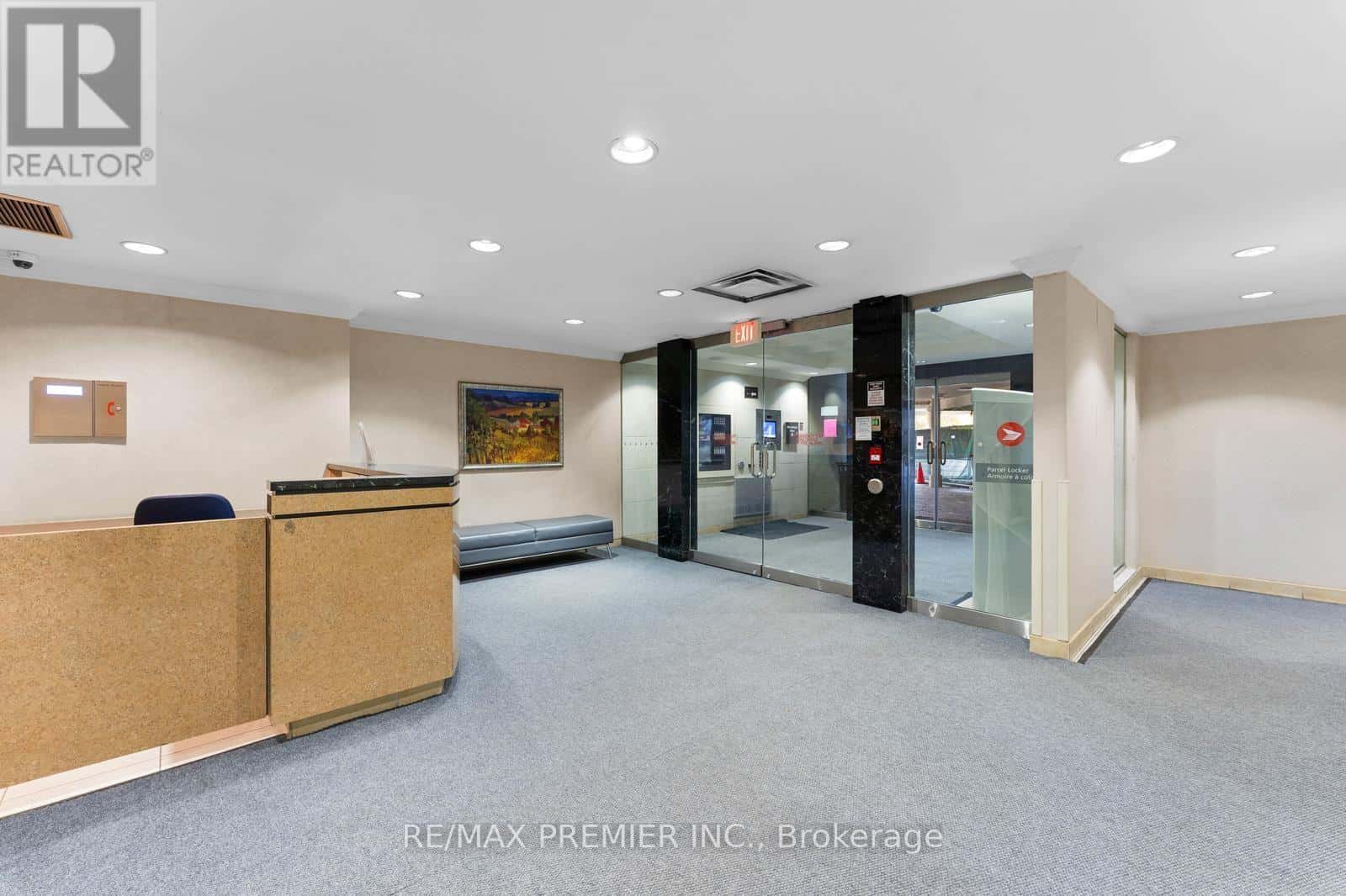 1807 - 61 RICHVIEW ROAD — Toronto (Humber Heights), Ontario - Photo 3 of 35