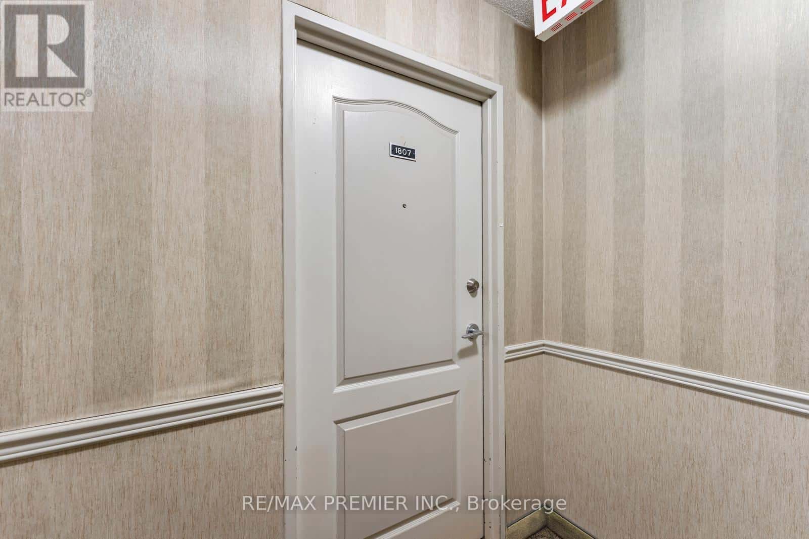 1807 - 61 RICHVIEW ROAD — Toronto (Humber Heights), Ontario - Photo 4 of 35