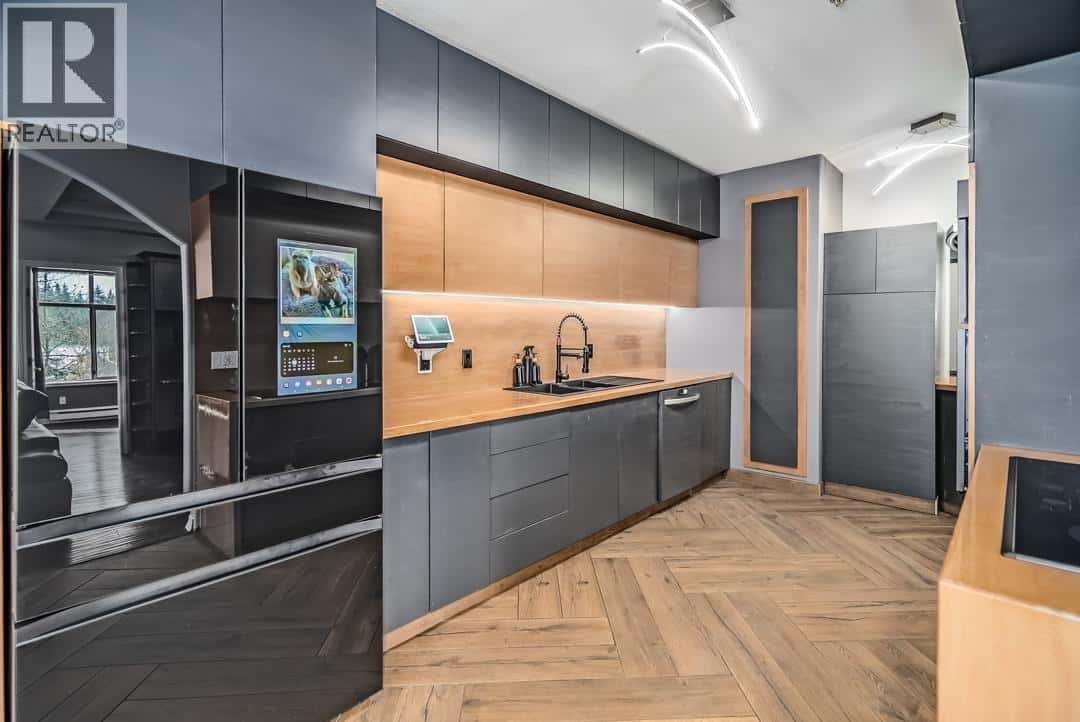 405 3176 PLATEAU BOULEVARD — Coquitlam, British Columbia - Photo 2 of 25