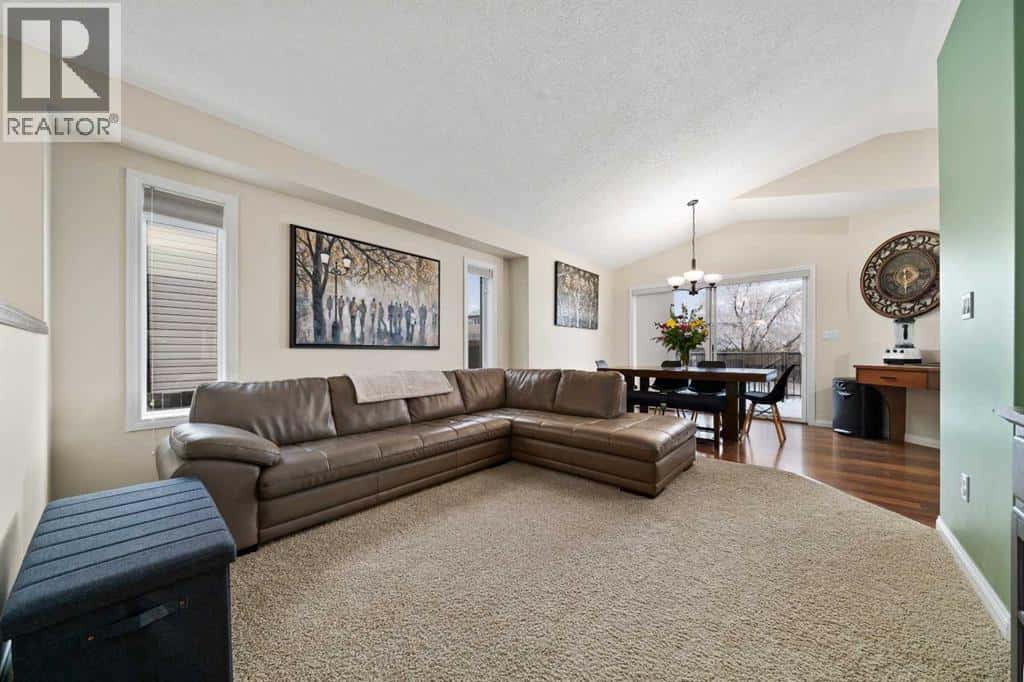 Medicine Hat — Medicine Hat - Photo 5 of 37