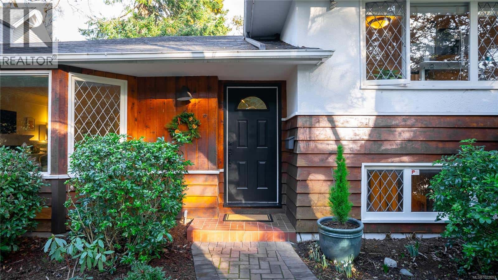 2792 Tudor Ave — Saanich, British Columbia - Photo 4 of 65