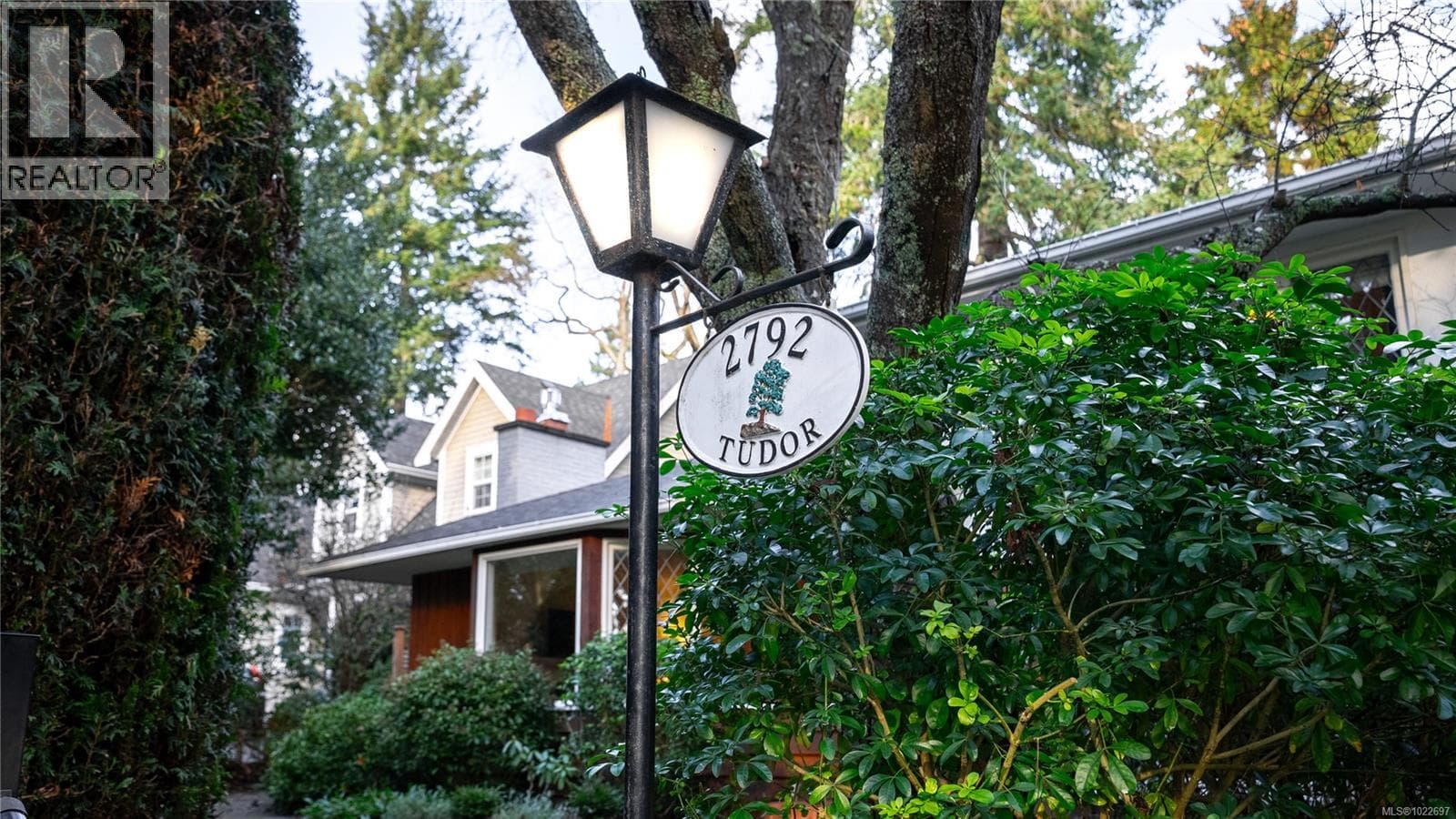 2792 Tudor Ave — Saanich, British Columbia - Main photo