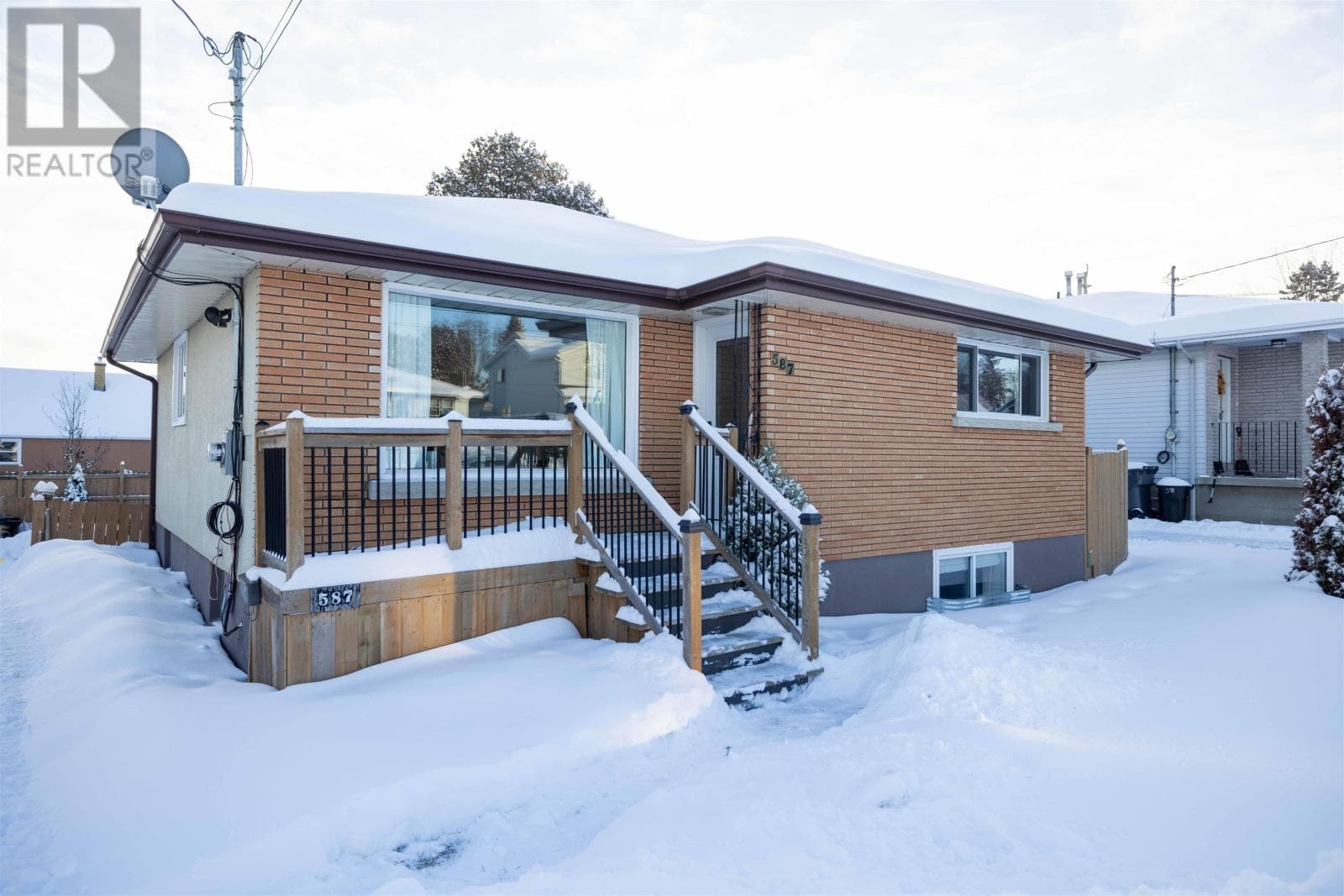 587 FAIRCREST ST — Thunder Bay, Ontario - Main photo
