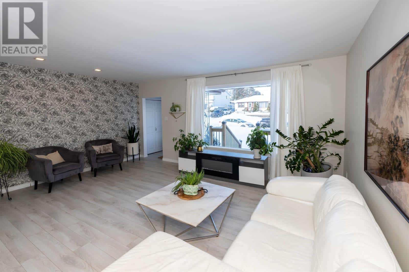 587 FAIRCREST ST — Thunder Bay, Ontario - Photo 2 of 30