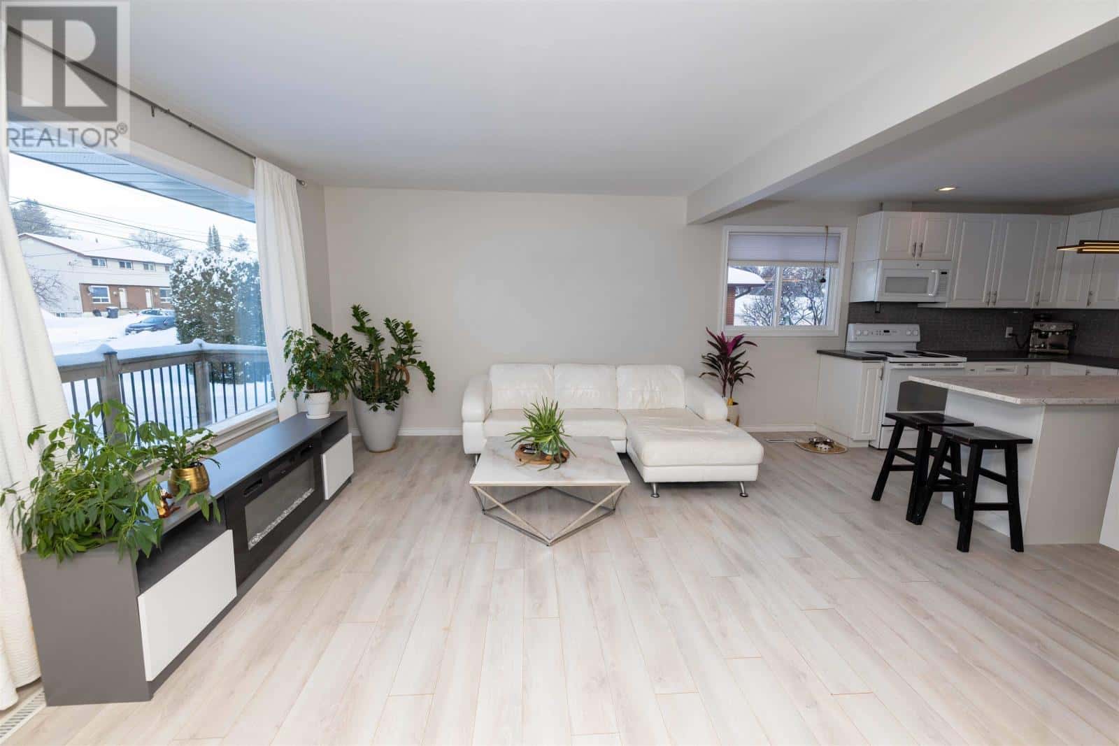 587 FAIRCREST ST — Thunder Bay, Ontario - Photo 5 of 30