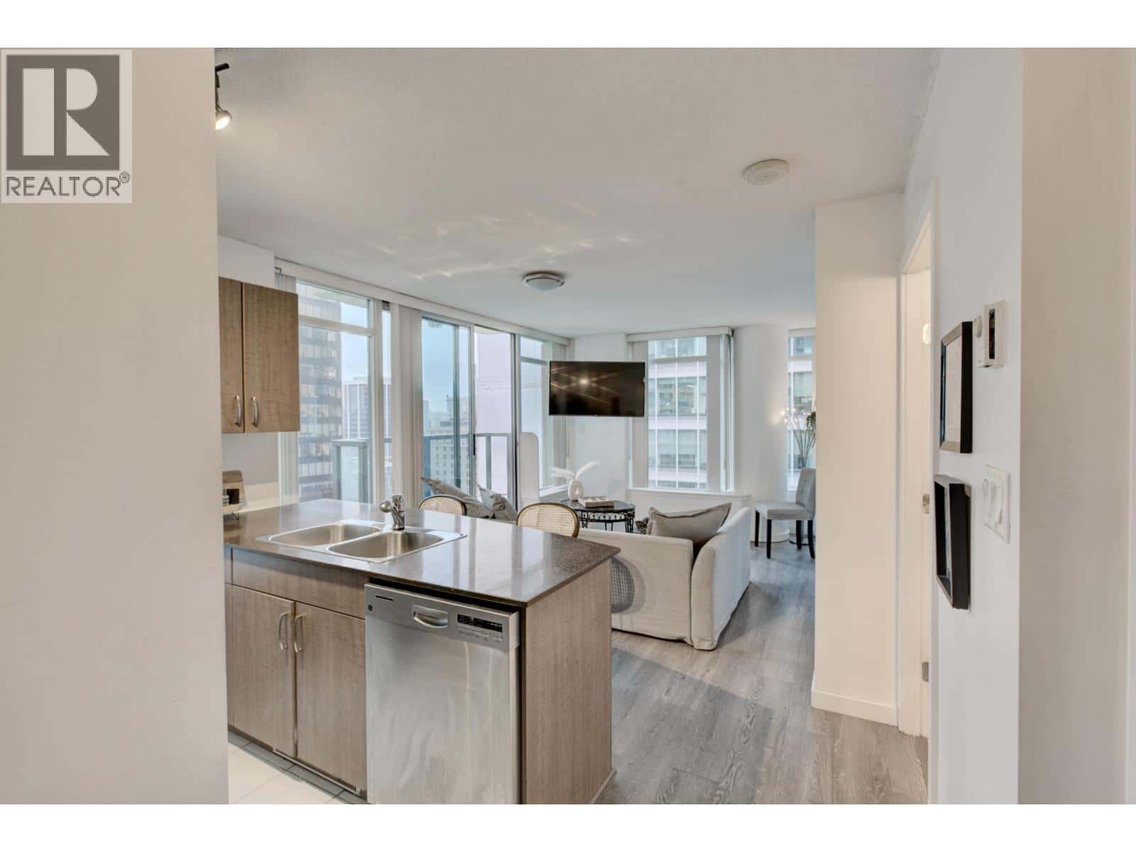 1505 610 GRANVILLE STREET — Vancouver, British Columbia - Photo 3 of 40