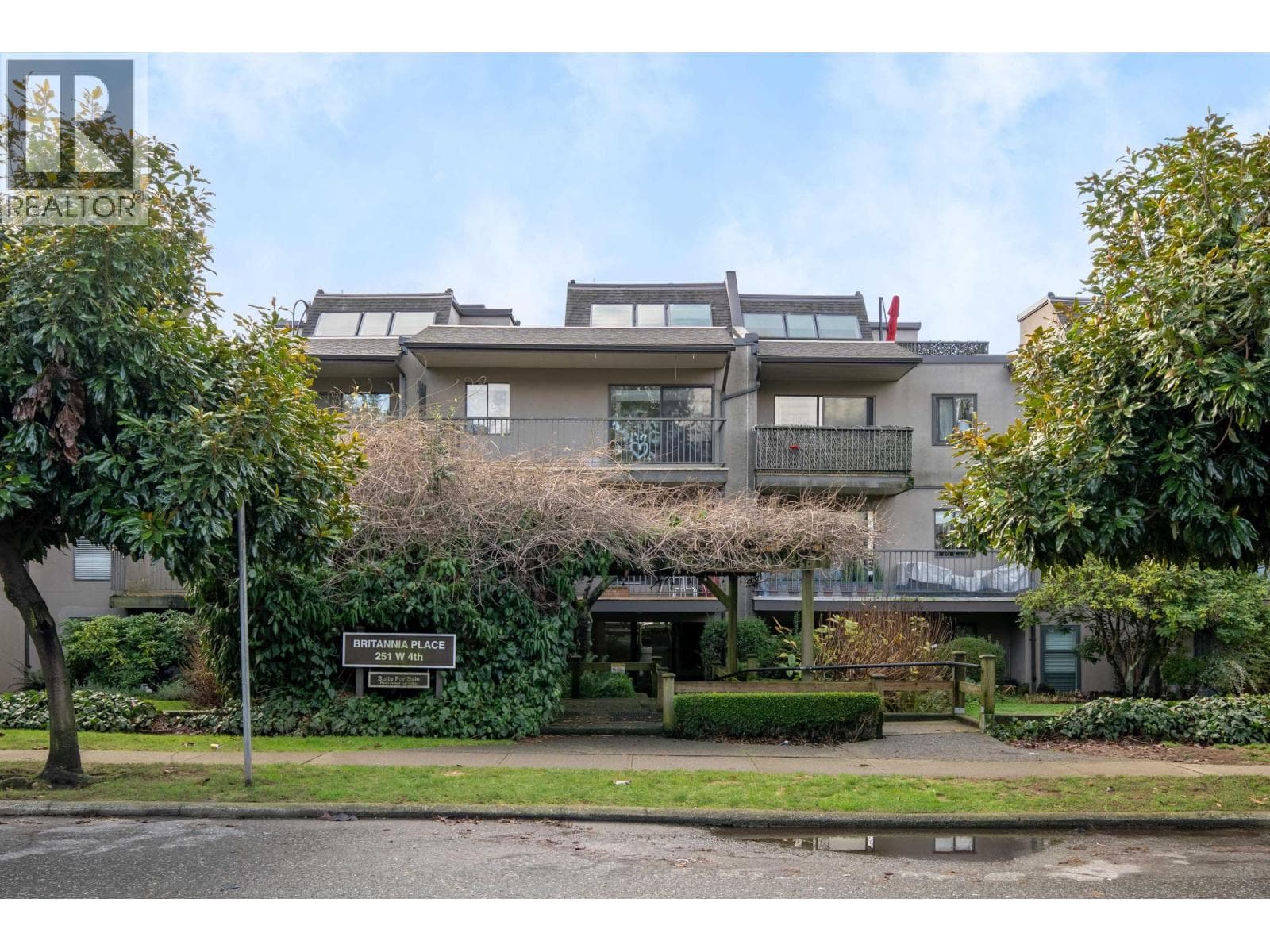 215 251 W 4TH STREET — North Vancouver, British Columbia - Main photo