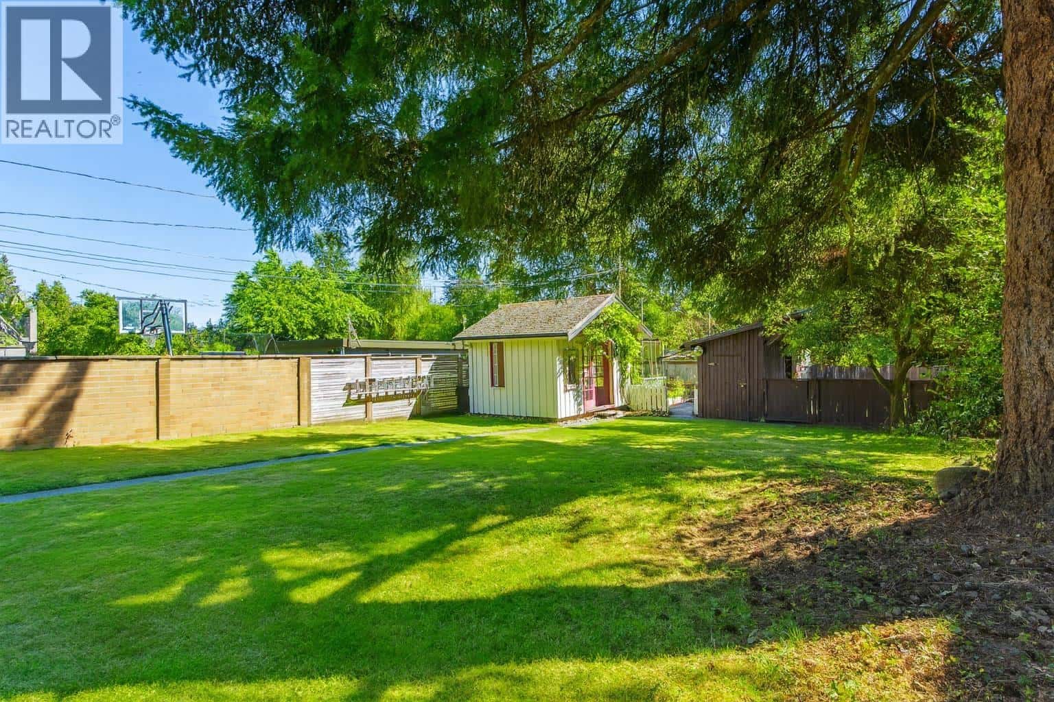 865 E 12TH STREET — North Vancouver, British Columbia - Photo 3 of 40