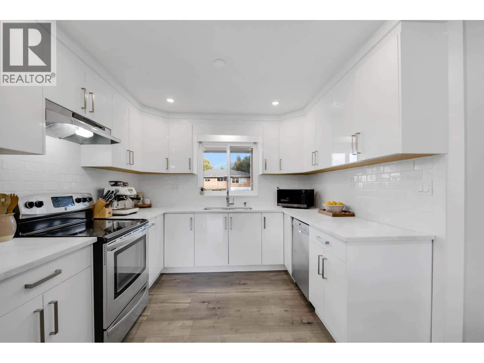 2026 GARIBALDI WAY — Squamish, British Columbia - Photo 4 of 33