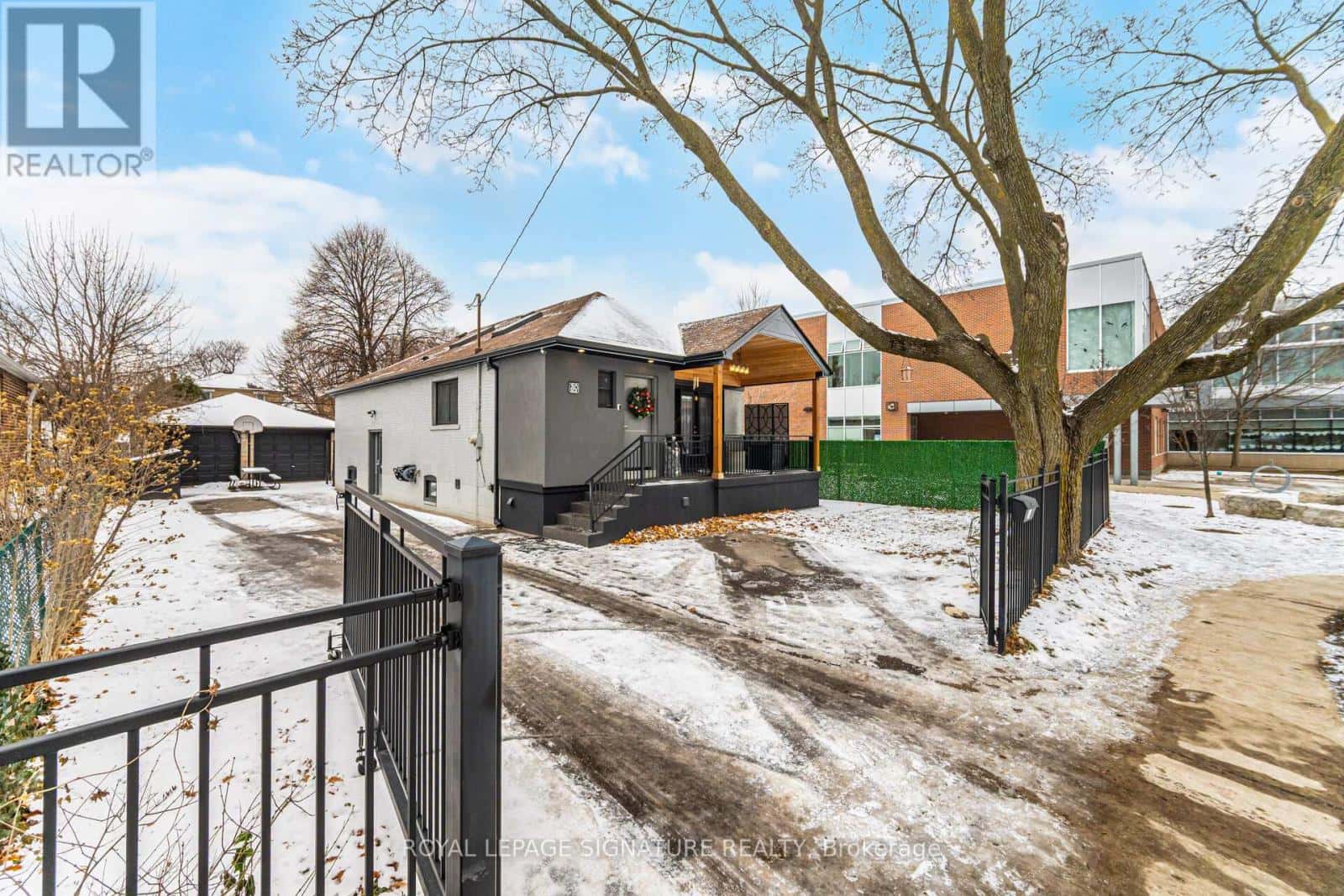 30 COULES COURT — Toronto (Alderwood), Ontario - Photo 2 of 45