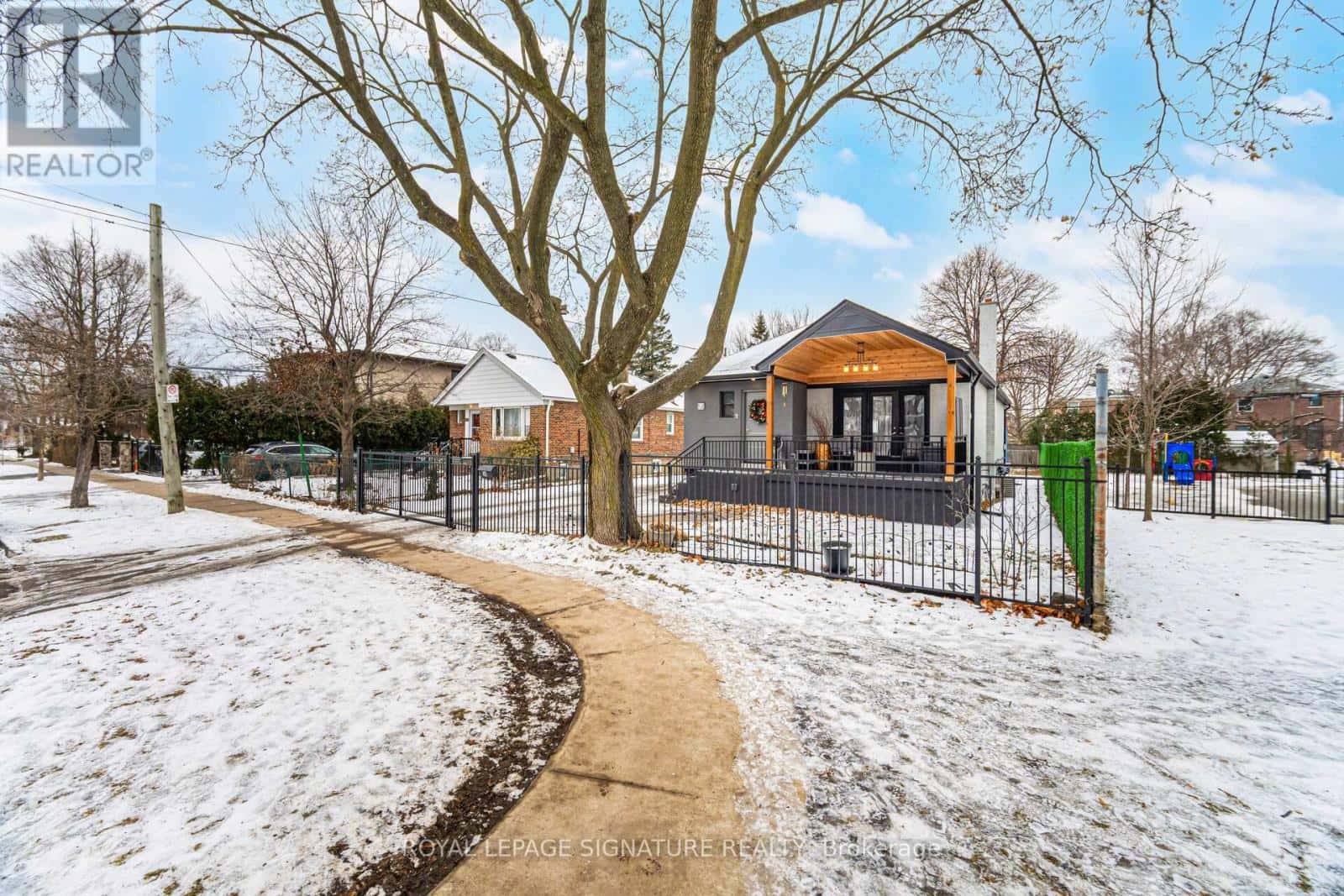 30 COULES COURT — Toronto (Alderwood), Ontario - Photo 3 of 45