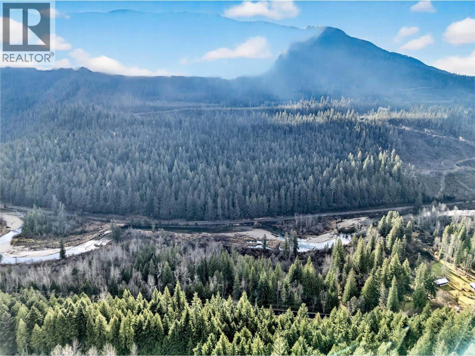 5926 Ferguson Frontage Road — Malakwa, British Columbia - Photo 3 of 35