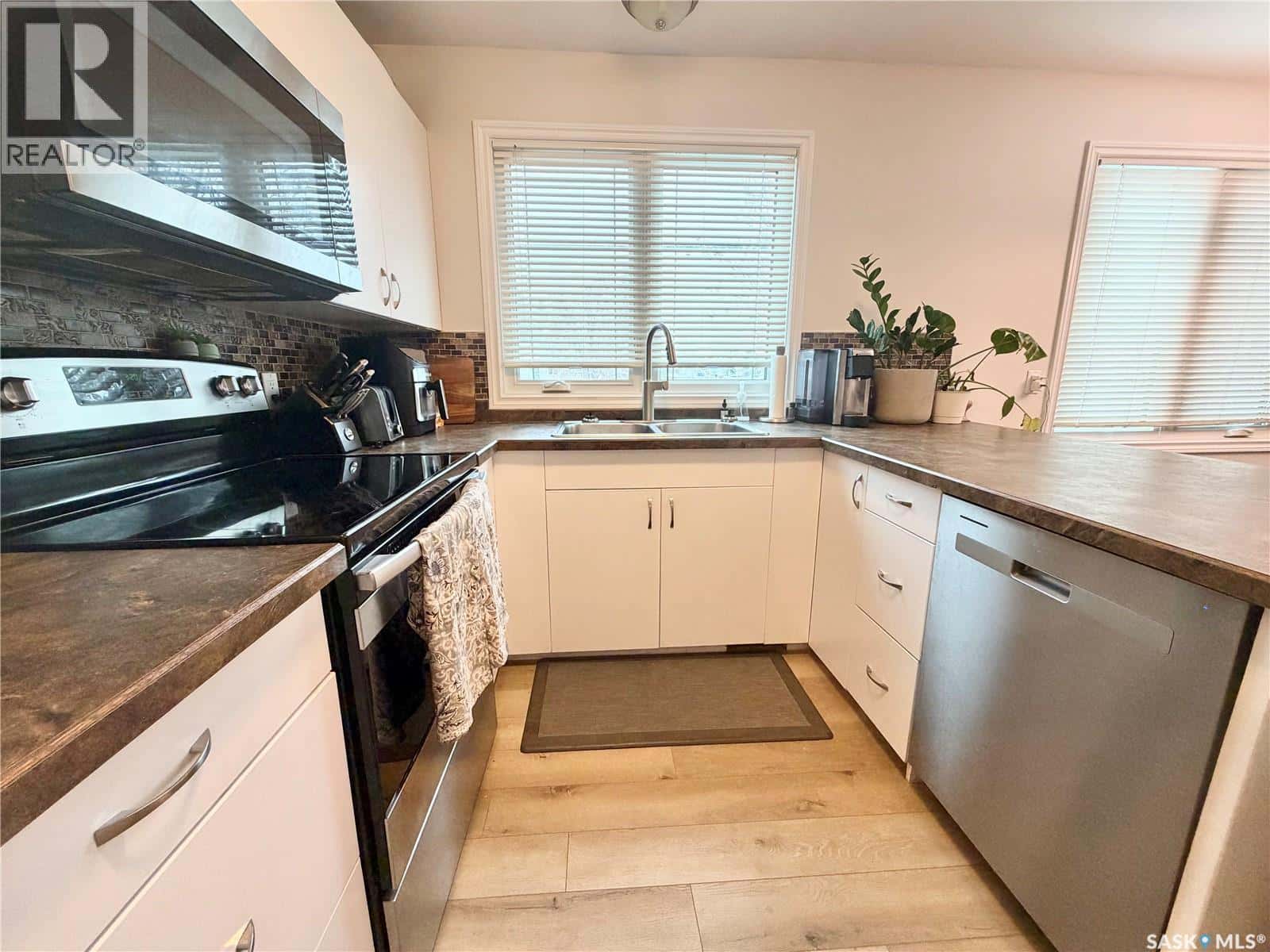 202 19th STREET — Battleford, Saskatchewan - Photo 5 of 29