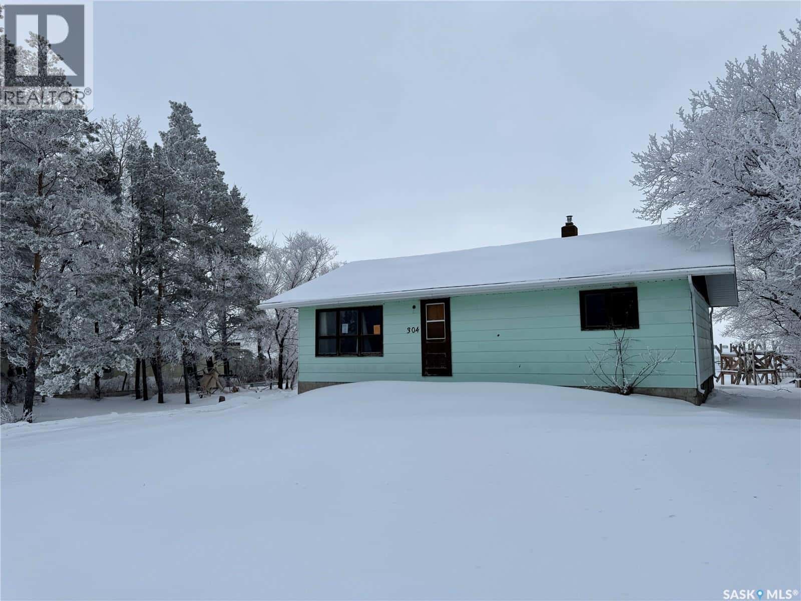 304 Carson STREET — Dundurn, Saskatchewan - Photo 2 of 21