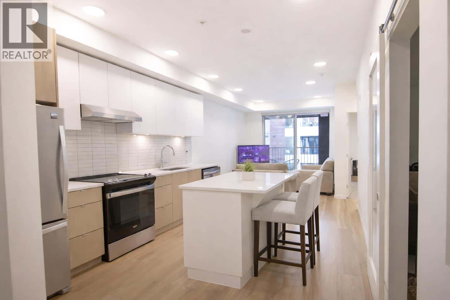 405 37994 SECOND AVENUE — Squamish, British Columbia - Photo 3 of 16