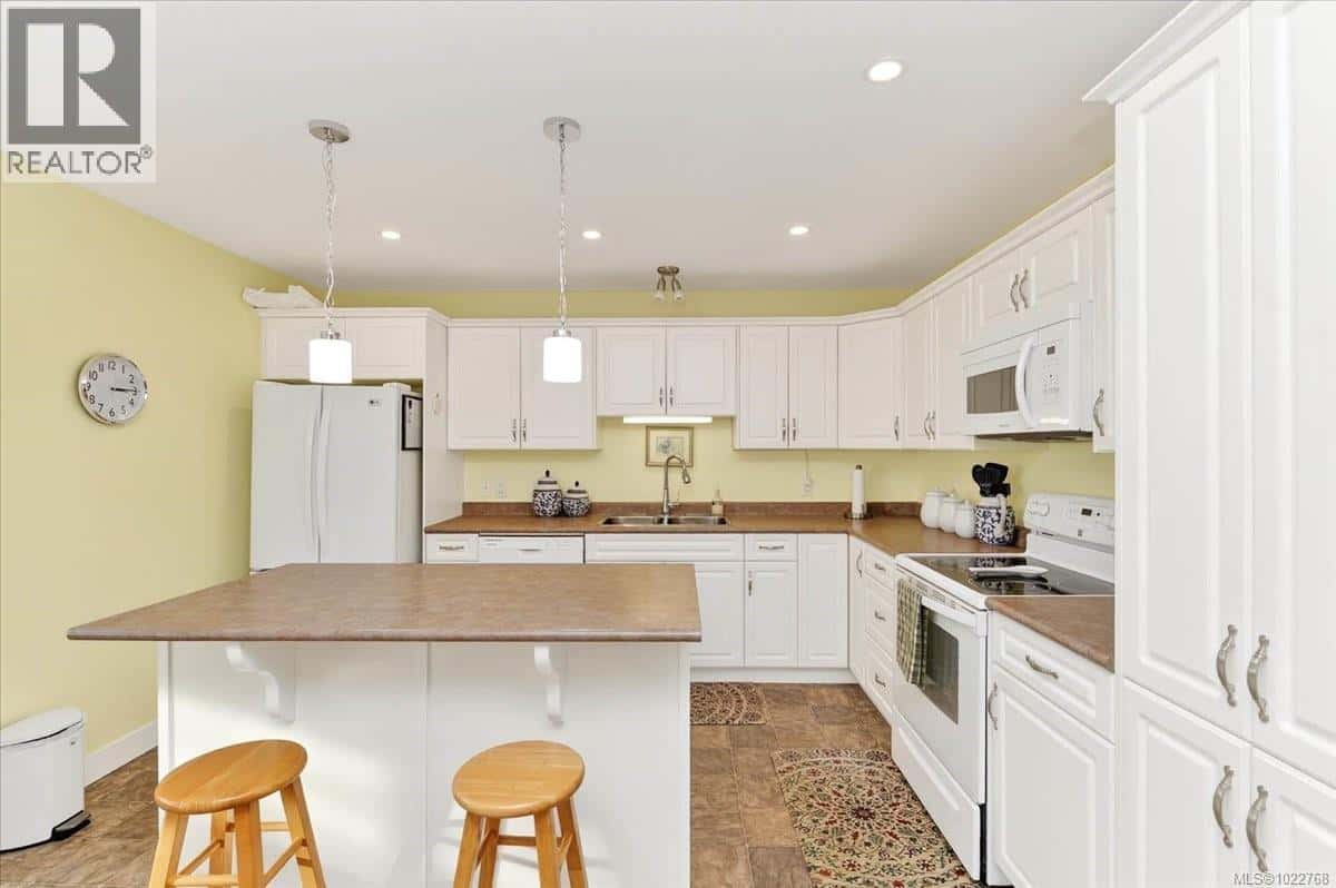 403 5700 Pierce Rd — Port Alberni, British Columbia - Photo 2 of 39