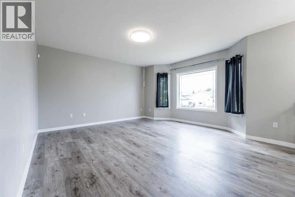 11319 90 Street — Grande Prairie, Alberta - Photo 3 of 18