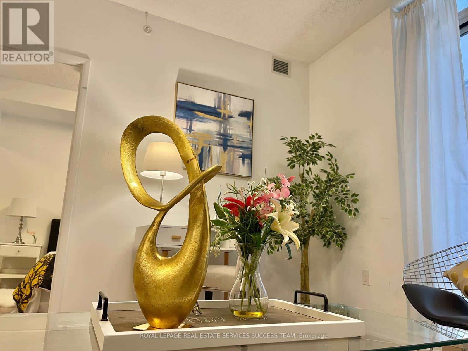 241 - 36 VIA BAGNATO STREET — Toronto (Yorkdale-Glen Park), Ontario - Photo 2 of 9