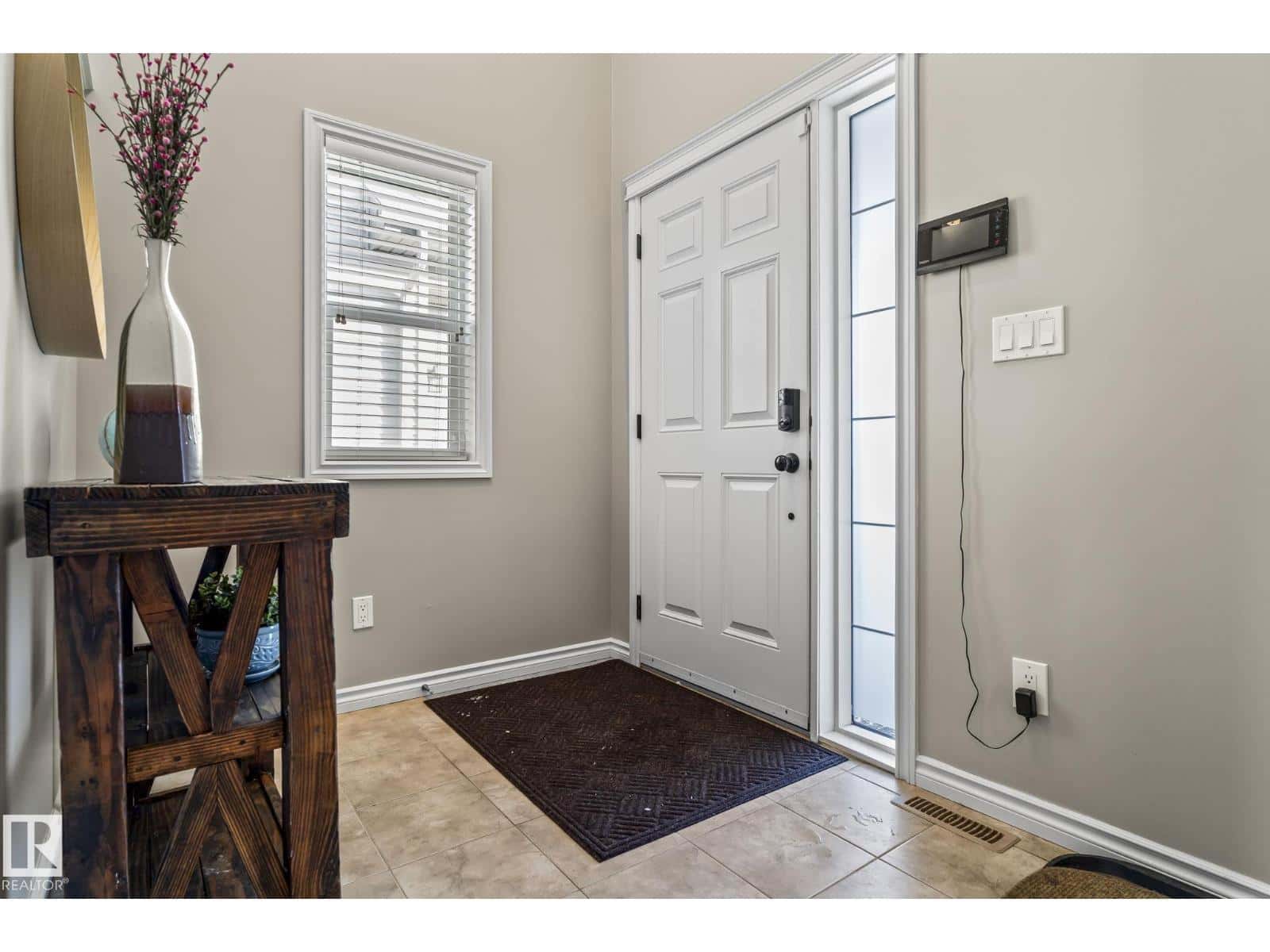 5734 175Aave NW — Edmonton, Alberta - Photo 3 of 47