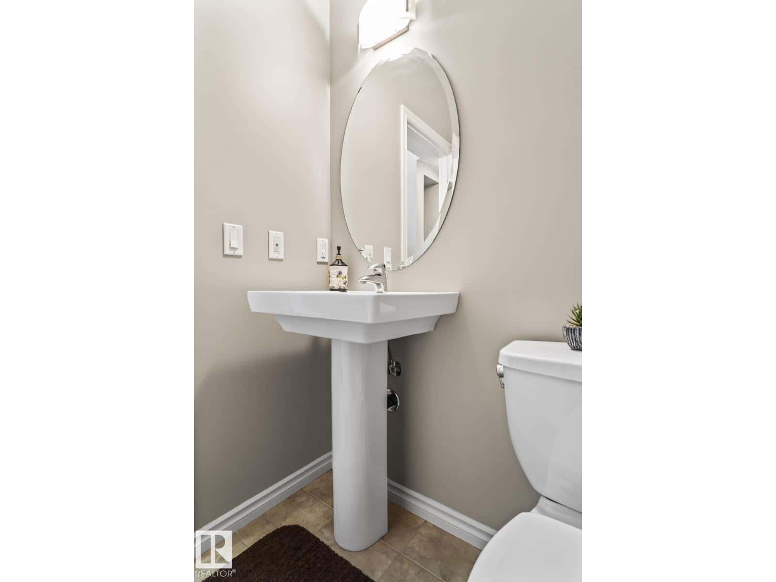 5734 175Aave NW — Edmonton, Alberta - Photo 5 of 47