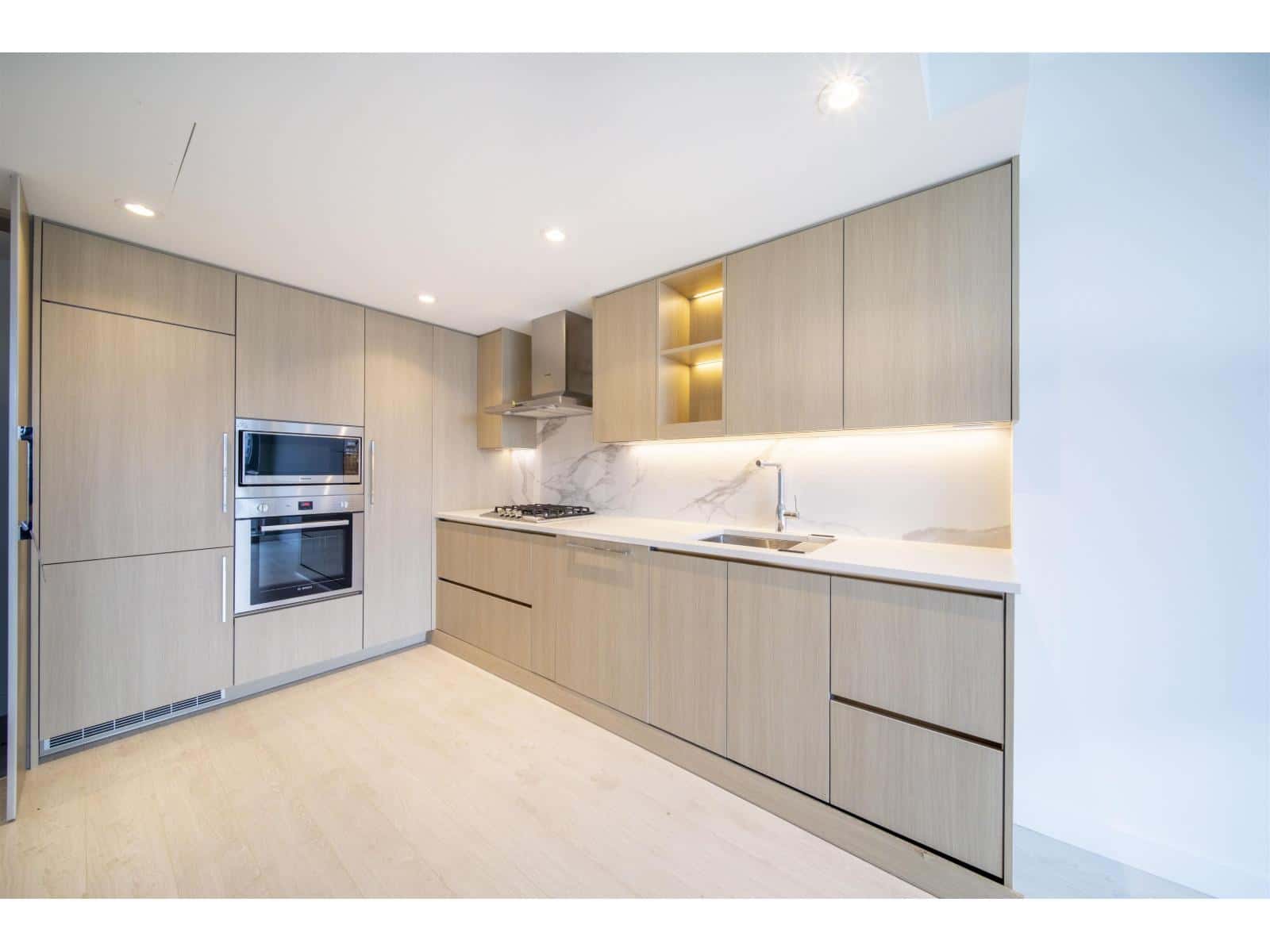 2301 9887 WHALLEY BOULEVARD — Surrey, British Columbia - Photo 3 of 18