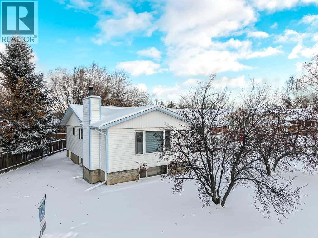 111 Christina Court — Fort McMurray, Alberta - Photo 2 of 42