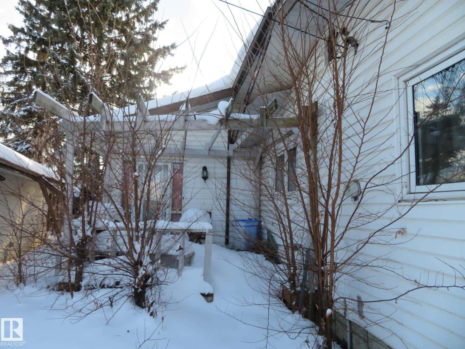 4103 111A ST NW — Edmonton, Alberta - Photo 3 of 21