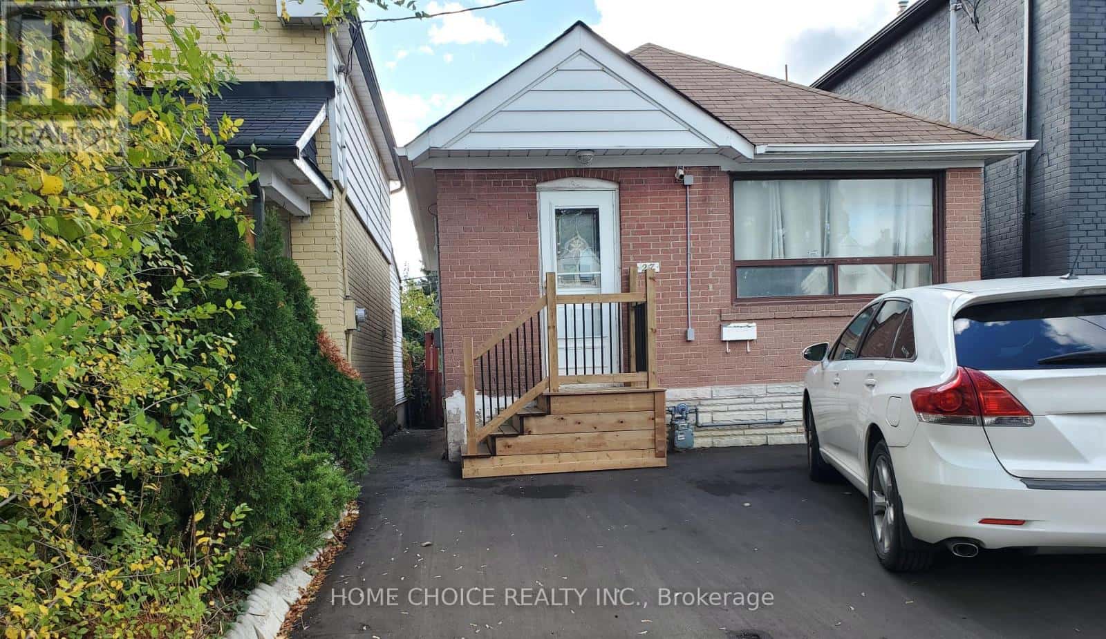 27 LAMBTON AVENUE — Toronto (Rockcliffe-Smythe), Ontario - Photo 3 of 13