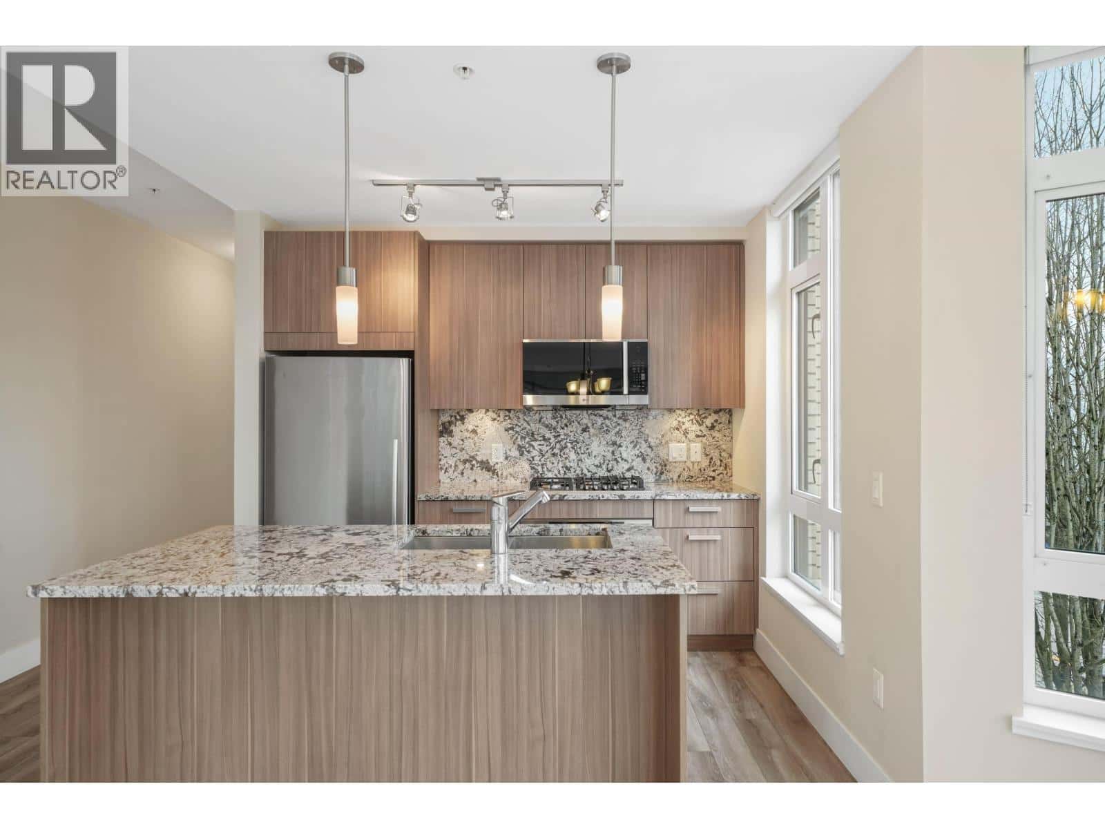 306 4307 HASTINGS STREET — Burnaby, British Columbia - Photo 5 of 30