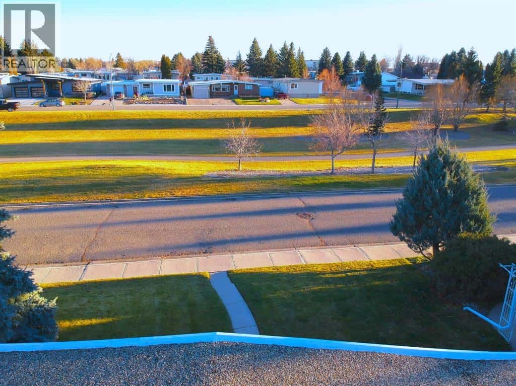 2905 Lakeview Drive S — Lethbridge, Alberta - Photo 4 of 46